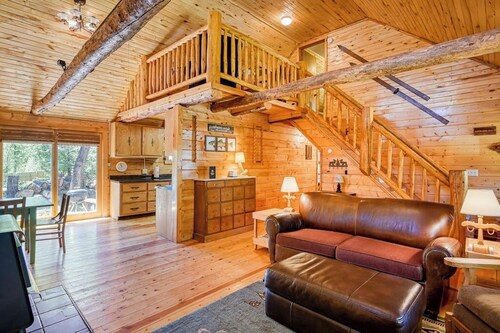 Dog-Friendly Cabin w/ Washer/Dryer, WiFi, & Firepit - Steps From the Rio Grande