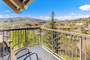 Ein Balkon mit Blick auf eine Stadt und Berge.