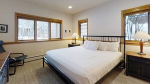A bedroom with a bed, two bedside tables, a desk, and a chair. - Evergreen 03 Luxurious Townhome Featuring a Shared Pool and Shuttle (Steamboat Springs)