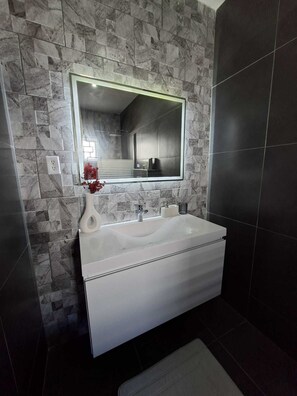 Bathroom - Charming 3-bedroom, 2-bathroom house with AC in quiet neighborhood in Curaçao (Willemstad)