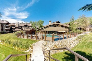 Ein Resort mit Pool, Außenbereich zum Sitzen und einem Weg zu den Gebäuden.