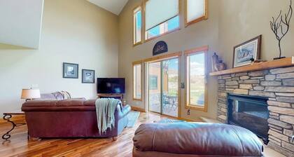 Outdoor lover's retreat with fireplace, scenic deck, grill, & W/D - near skiing