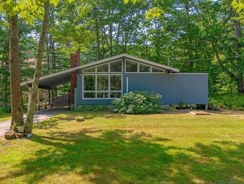 Adorable 2-bedroom cottage less than half a mile from breathtaking Moody Beach