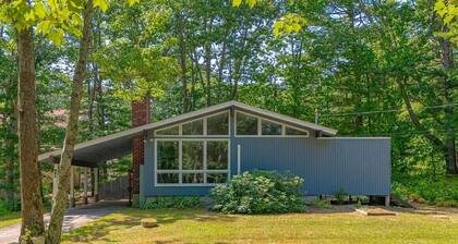 Adorable 2-bedroom cottage less than half a mile from breathtaking Moody Beach