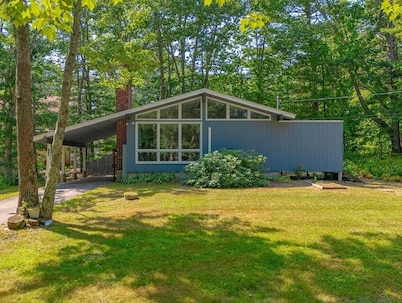 Adorable 2-bedroom cottage less than half a mile from breathtaking Moody Beach