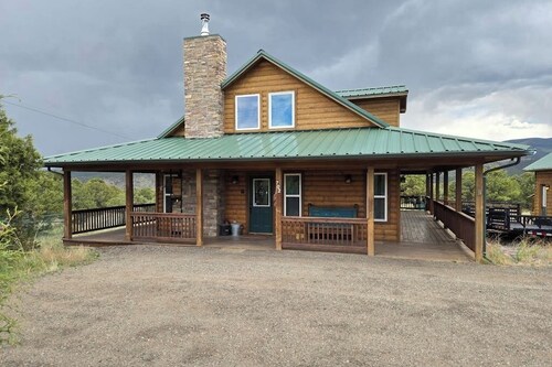 Conveniently located cabin with full kitchen, w/d, large deck & great views