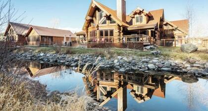 Luxurious log cabin with river views, hot tub, firepit, outdoor areas, & W/D