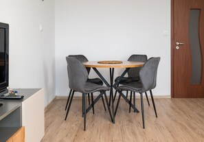 Dining - Metro Trocka Charming Apartment (Warszawa)