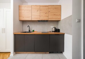Kühlschrank, Herdplatte, Geschirrspüler, Toaster