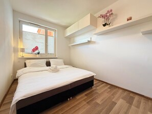 Een strijkplank/strijkijzer, wifi, beddengoed