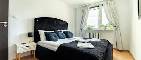Iron/ironing board, bed sheets