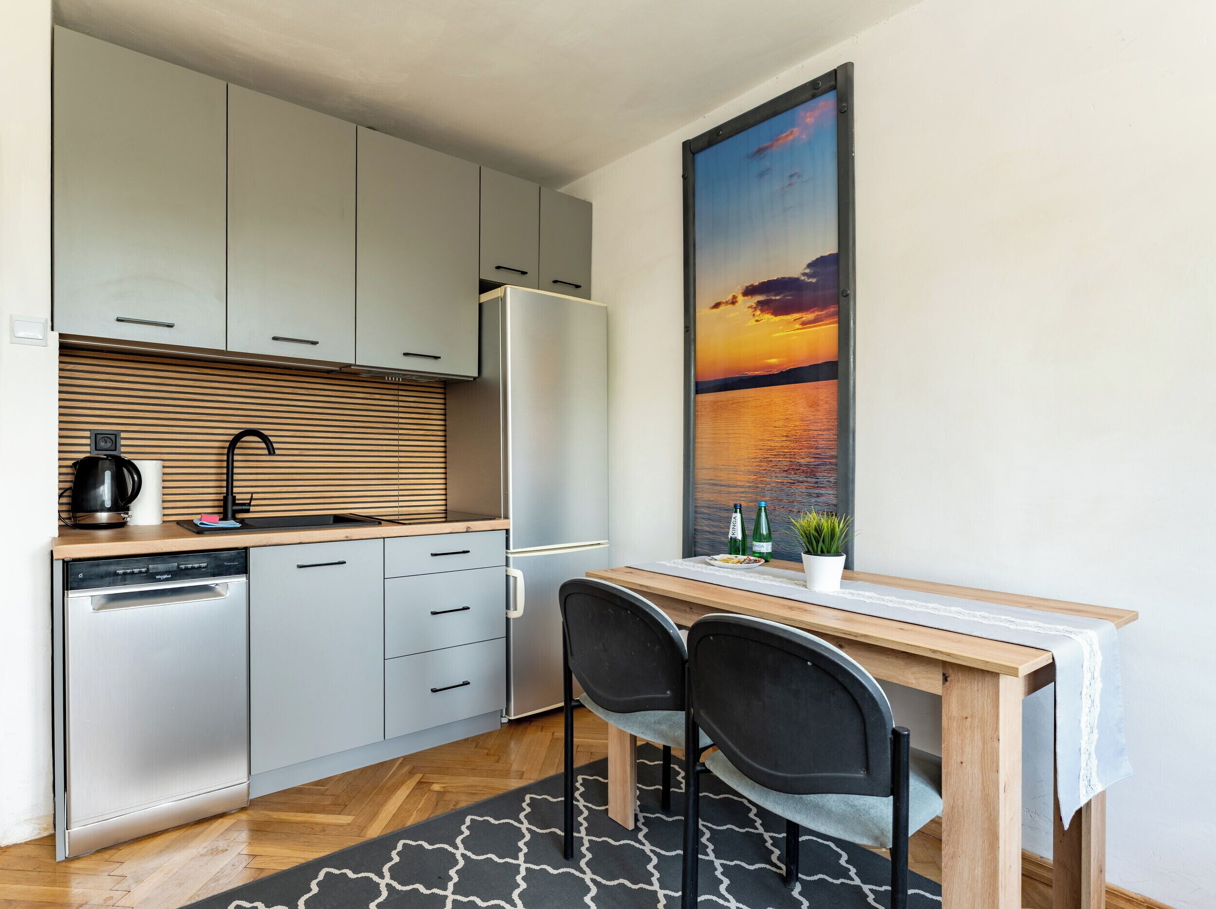 Kühlschrank, Herdplatte, Geschirrspüler, Toaster