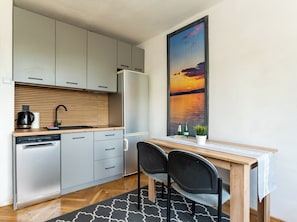Kühlschrank, Herdplatte, Geschirrspüler, Toaster