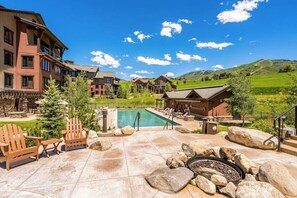 Ein Resort mit Pool, Außenbereich und einer Bergkulisse.