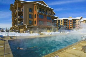 Ein Hotel mit Poolbereich, inklusive Whirlpool und Schwimmbecken.
