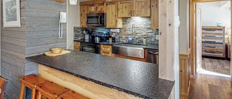 Coffee/tea maker, fridge, microwave, oven