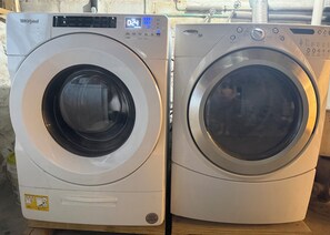 Zwei nebeneinander stehende Whirlpool-Waschtrockner mit Frontlader.