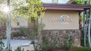 En byggnad med en skylt som visar texten: ”CANYON CREEK vid Eagle Ridge”.