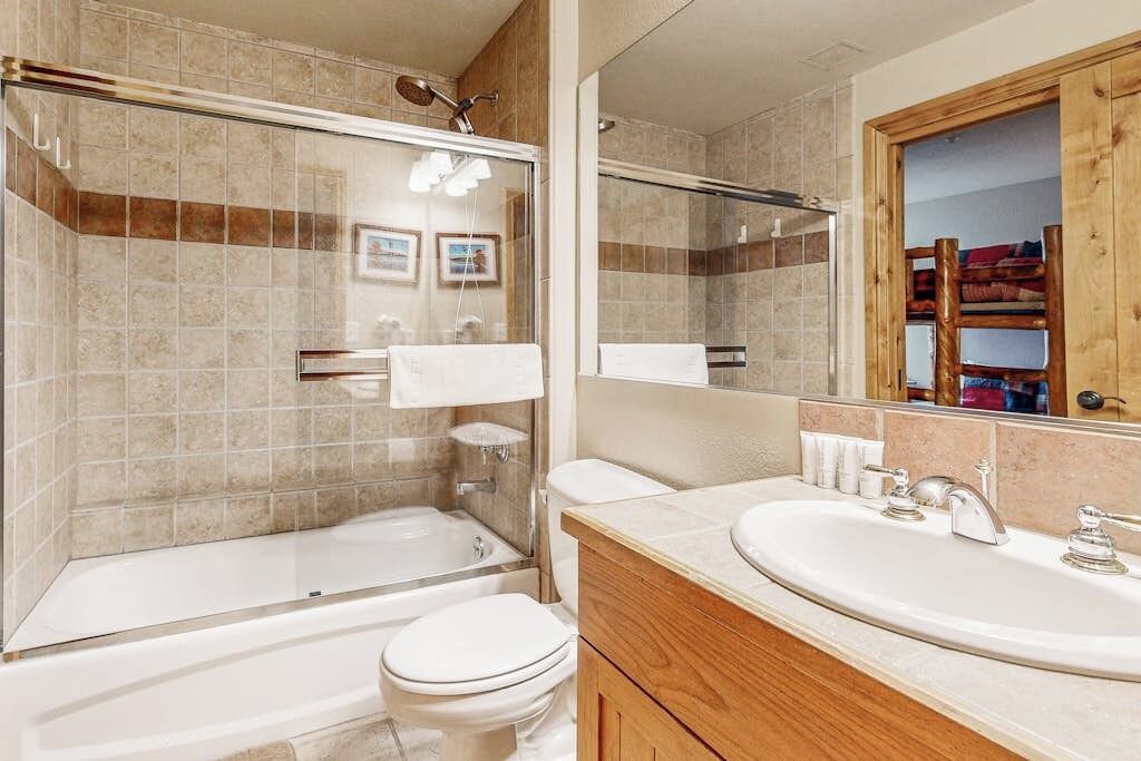 Een douche, een haardroger, handdoeken