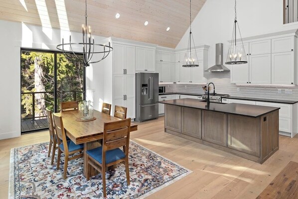 Dining - Waterfront cabin with panoramic views and lake access, dog-friendly (Easton)