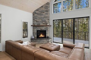 Living area - Waterfront cabin with panoramic views and lake access, dog-friendly (Easton)