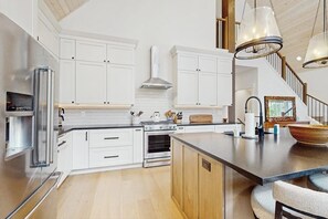 Geladeira, micro-ondas, fogão, cooktop