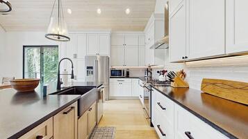 Réfrigérateur, four à micro-ondes, un four, surface de cuisson