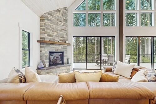 Waterfront cabin with panoramic views and lake access, dog-friendly