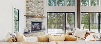 Waterfront cabin with panoramic views and lake access, dog-friendly
