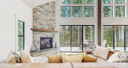 Waterfront cabin with panoramic views and lake access, dog-friendly