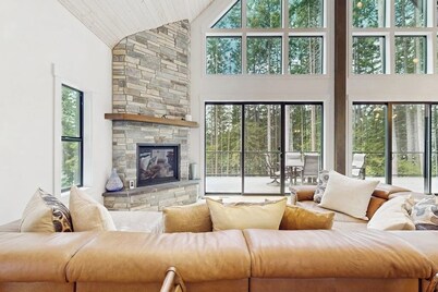 Waterfront cabin with panoramic views and lake access, dog-friendly