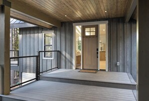 Exterior detail - Waterfront cabin with panoramic views and lake access, dog-friendly (Easton)