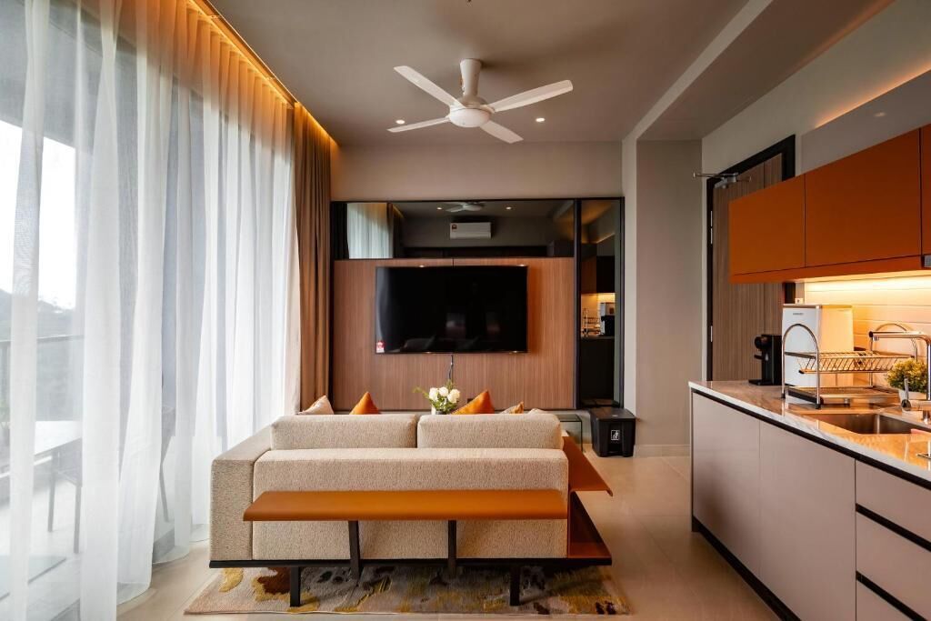 Un salon moderne avec un canapé, un téléviseur à écran plat et un ventilateur de plafond.