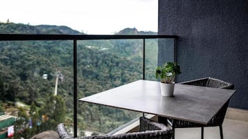 Studio Suite, Balcony | Outdoor dining