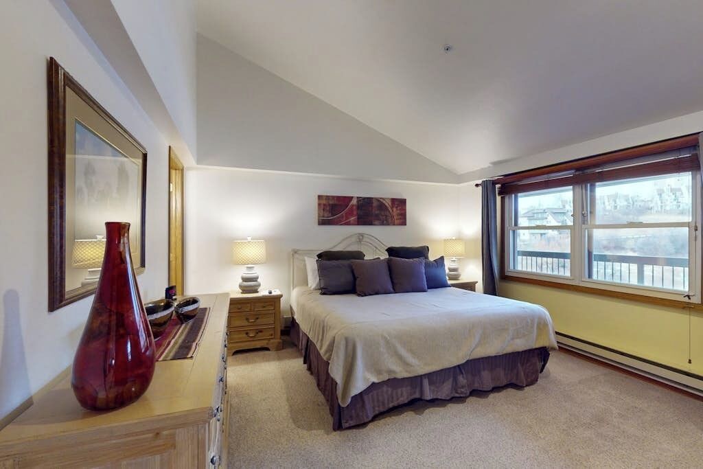 2 bedrooms, iron/ironing board, travel crib, free WiFi