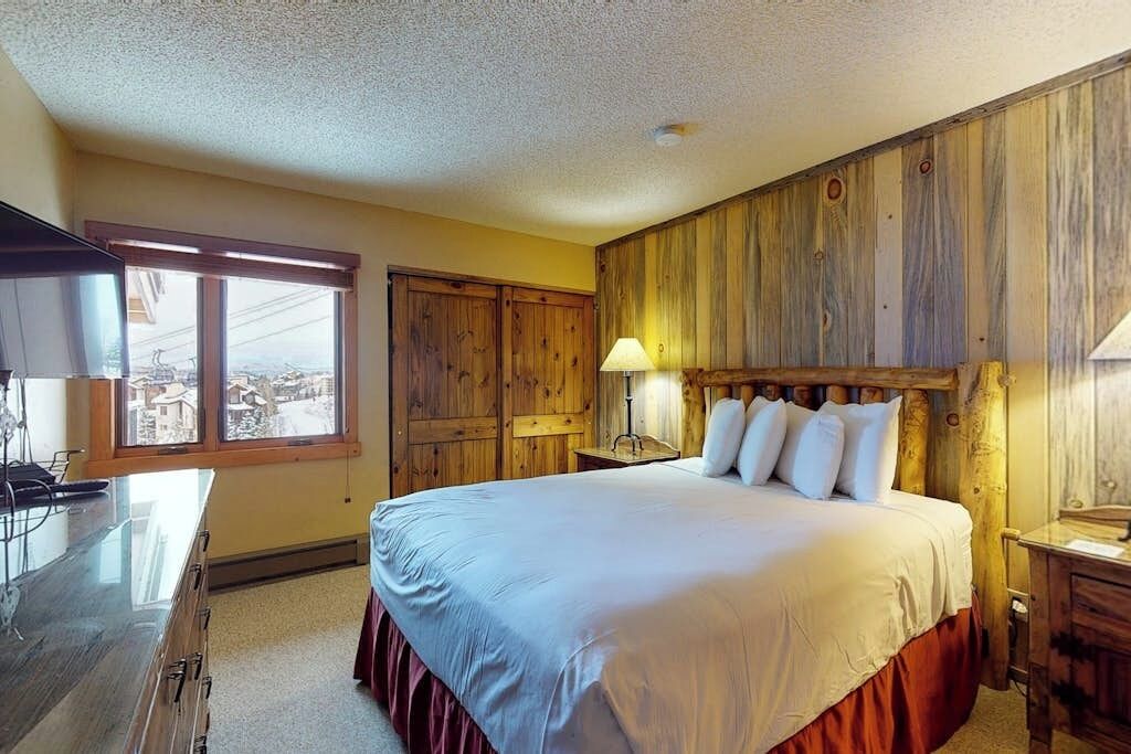 Tabla de planchar con plancha, wifi gratis, ropa de cama