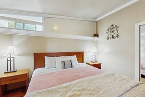 Room - Coastal oceanfront condo with shared hot tub & beach trail access, dog friendly (Copalis Beach)