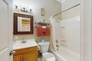 Bathroom - Coastal oceanfront condo with shared hot tub & beach trail access, dog friendly (Copalis Beach)