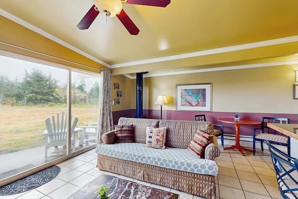 Living area - Coastal oceanfront condo with shared hot tub & beach trail access, dog friendly (Copalis Beach)