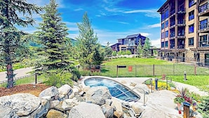 Un hôtel doté d’une piscine, d’un espace extérieur aménagé et offrant une vue sur les montagnes.