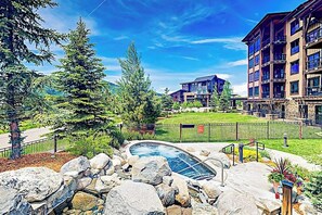 Ein Hotel mit Pool, Außenbereich und Bergblick.