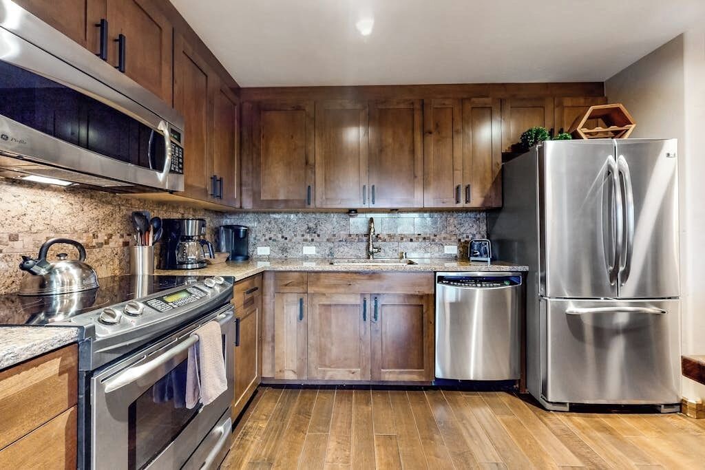 Refrigerador, microondas, horno y parrilla de estufa 