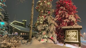 Schneebedeckte Landschaft mit einem Schild für 'The Lodge at Steamboat'.