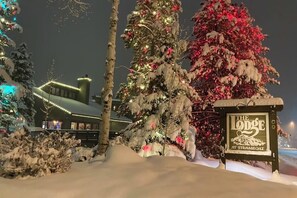 Schneebedeckte Landschaft mit einem Schild für 'The Lodge at Steamboat'.
