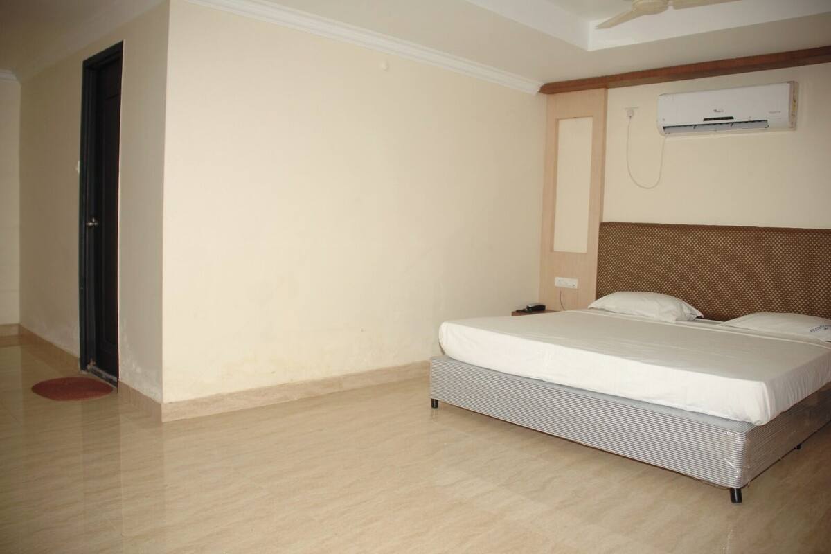 Family Room, 1 King Bed | Free WiFi, bed sheets