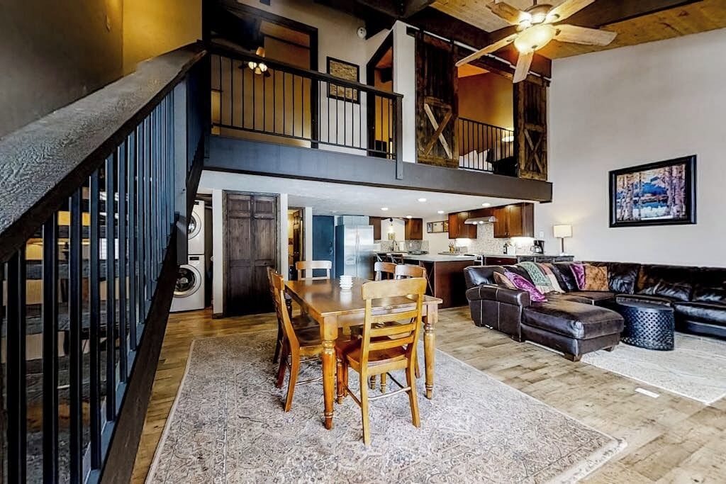 Un loft amplio con comedor, cocina y sala de estar.
