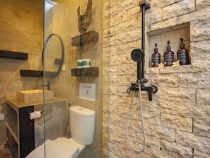 Dusche, Haartrockner, Bidet, Handtücher