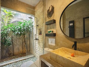 Een douche, een haardroger, een bidet, handdoeken