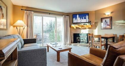 Enchanting mountainside studio with pool, hot tub, sauna, fireplace & balcony