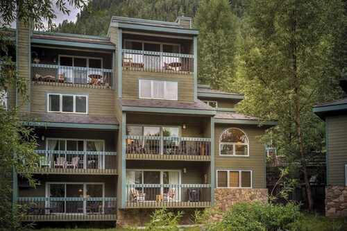 2 BR Condo with hot tub - walk to gondola, Main Street & trails